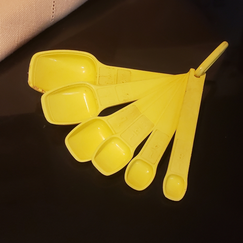 Vintage Tupperware Harvest Yellow Measuring Spoons Full Set